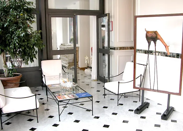 Grand Des Ambassadeurs 4* מנטון