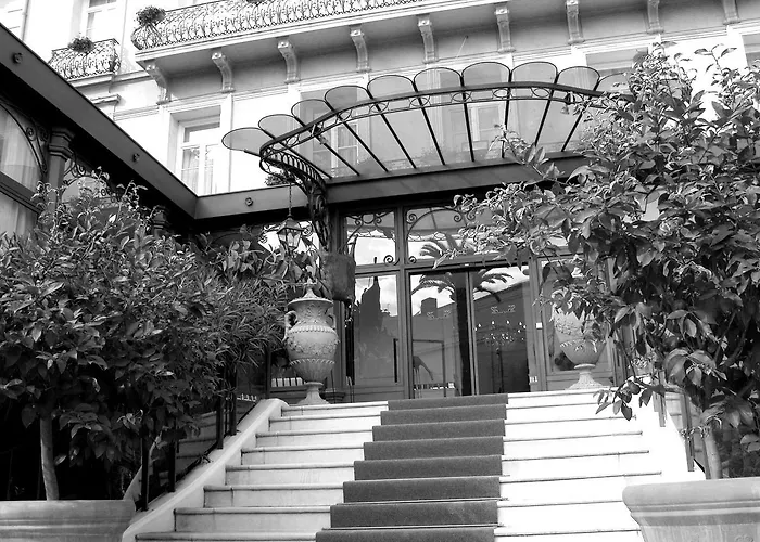 Grand Des Ambassadeurs 4* מנטון